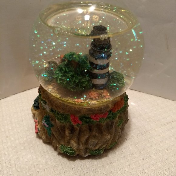 Lighthouse Musical Snowglobe - Picture 4 of 9
